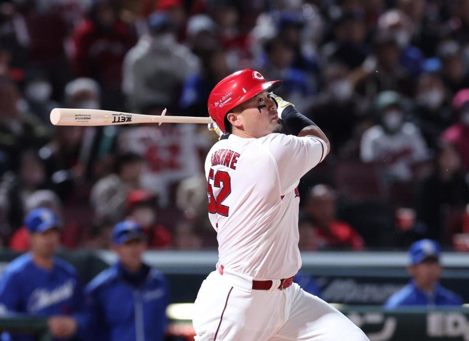 　３回、右前２点タイムリーを放つ末包（撮影・市尻達拡）