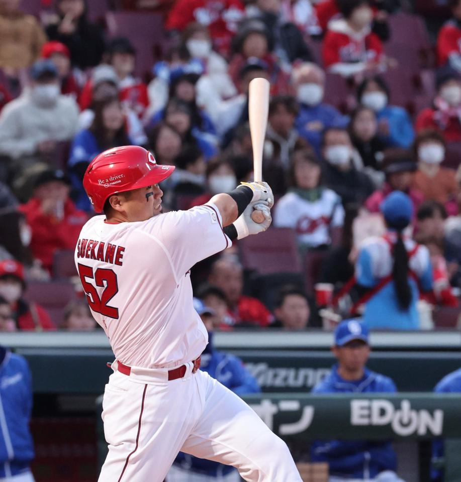 　２回、右中間へのタイムリー二塁打を放つ末包（撮影・市尻達拡）