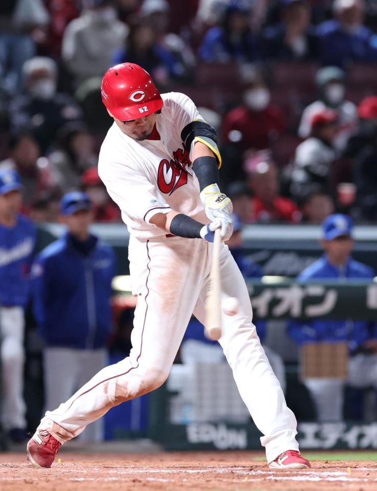 　４回、左前打を放つ末包（撮影・市尻達拡）