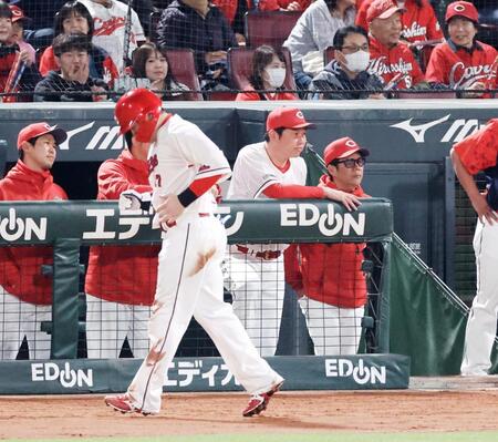 ６回、三本間に挟まれ、タッチアウトになりベンチに戻る会沢。後方は新井監督（撮影・市尻達拡）