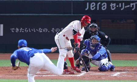 　６回、空振りする矢野（撮影・市尻達拡）