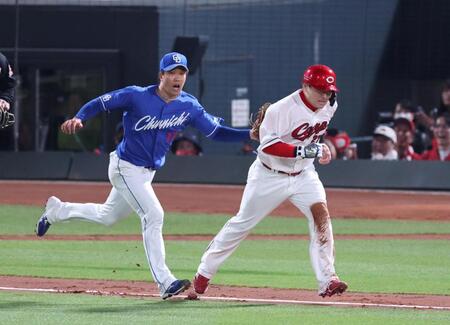 　６回、三本間に挟まれえタッチアウトになる会沢（撮影・市尻達拡）