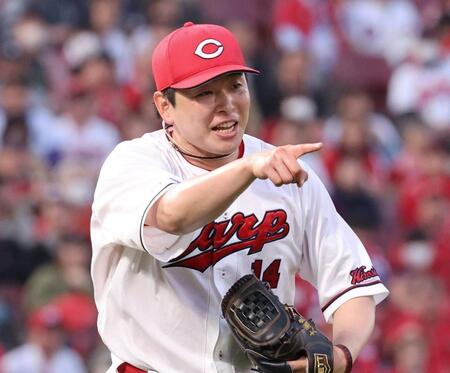 　２回、ボスラーの一ゴロに、一塁を指さす大瀬良（撮影・市尻達拡）