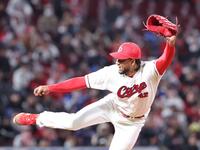 　５回、躍動感あるフォームで投げ込むドミンゲス（撮影・市尻達拡）