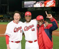 　来日初勝利を手にし、記念撮影する（左から）新井監督、ドミンゲス、フェリシアーノ通訳（撮影・市尻達拡）