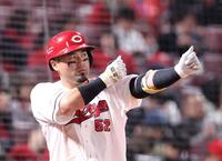 　４回、打席に入る前、いつもの視点を合わせる動作をする末包（撮影・市尻達拡）