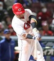 　４回、左前打を放つ末包（撮影・市尻達拡）