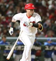 　３回、右前２点タイムリーを放つ末包（撮影・市尻達拡）