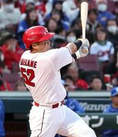 　初回、右中間へのタイムリー二塁打を放つ末包（撮影・市尻達拡）