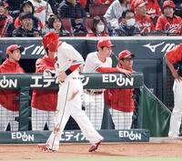 ６回、三本間に挟まれ、タッチアウトになりベンチに戻る会沢。後方は新井監督（撮影・市尻達拡）