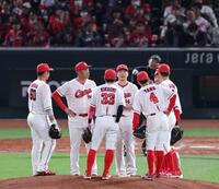 　８回、ピンチを招き、マウンド上で円陣をつくる広島ナイン（撮影・市尻達拡）