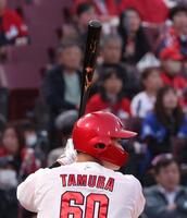 　２回、長野からもらったバットで打席に立つ田村（撮影・市尻達拡）