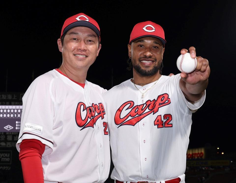 　来日初勝利を手にし、新井監督と記念撮影に応じるドミンゲス（撮影・市尻達拡）