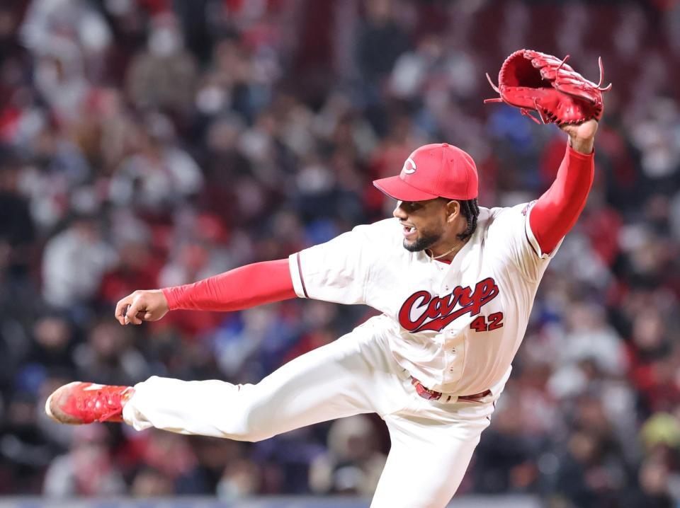 　５回、躍動感あるフォームで投げ込むドミンゲス（撮影・市尻達拡）