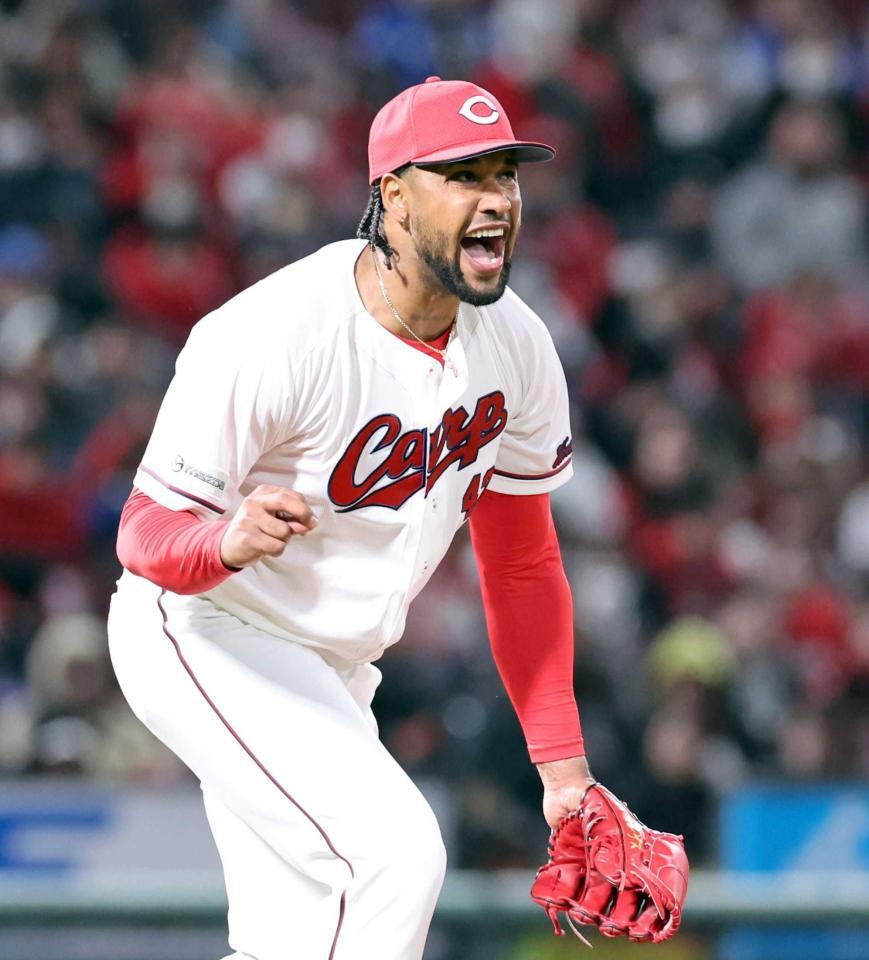 　５回、上林を空振り三振に斬り、雄たけびを上げるドミンゲス（撮影・市尻達拡）