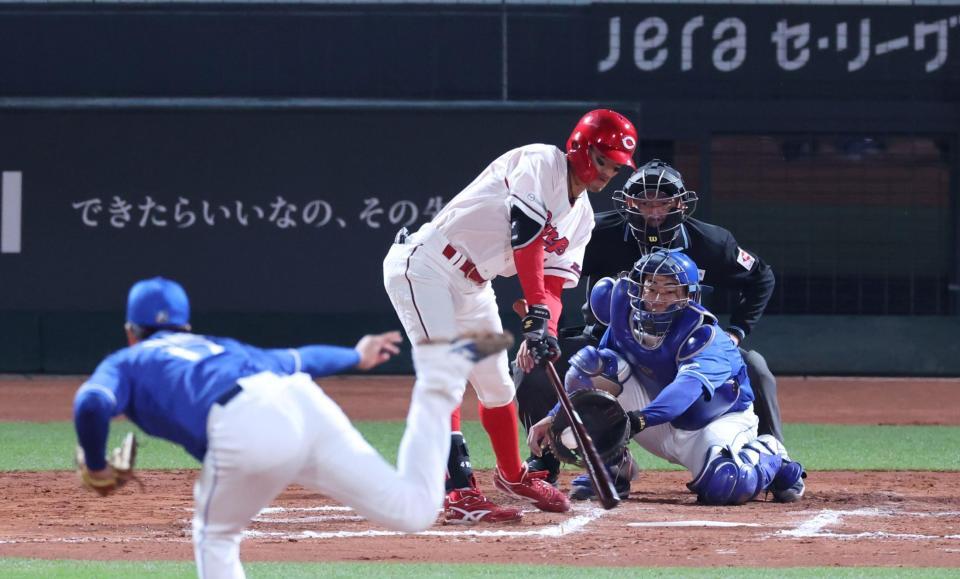 　６回、空振りする矢野（撮影・市尻達拡）