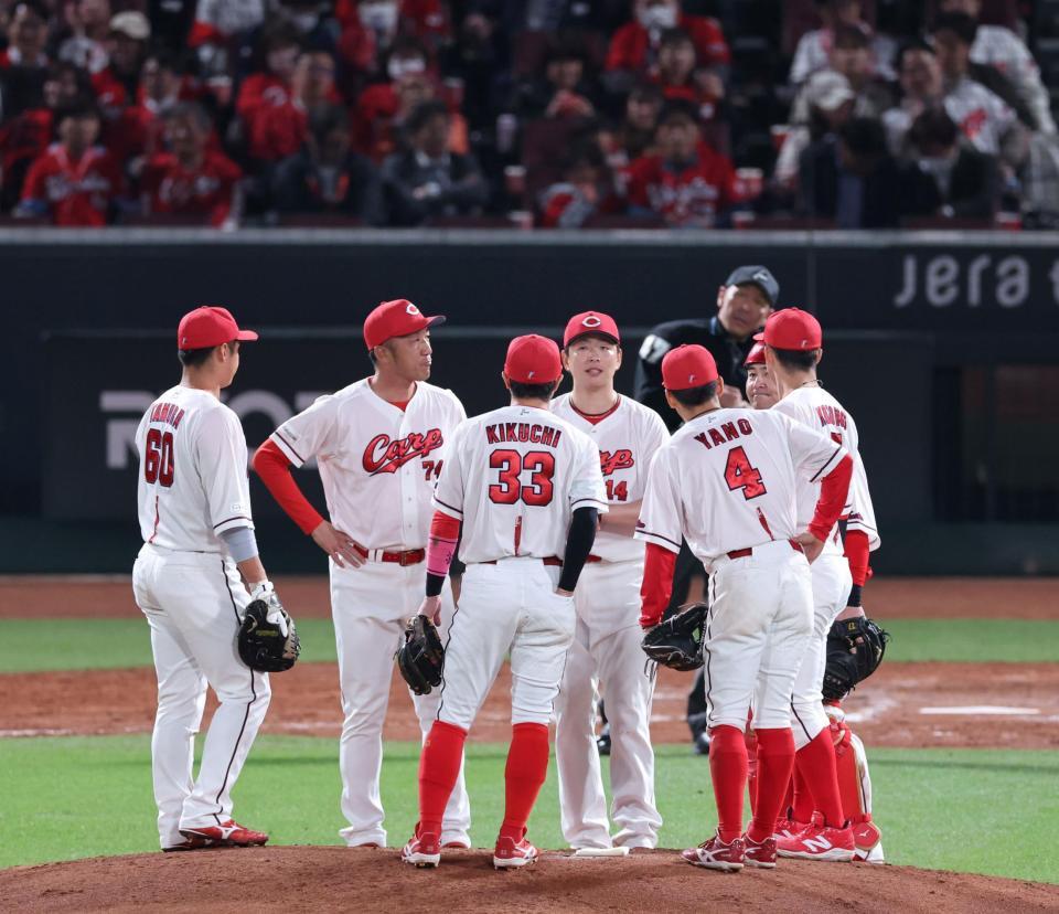 　８回、ピンチを招き、マウンド上で円陣をつくる広島ナイン（撮影・市尻達拡）