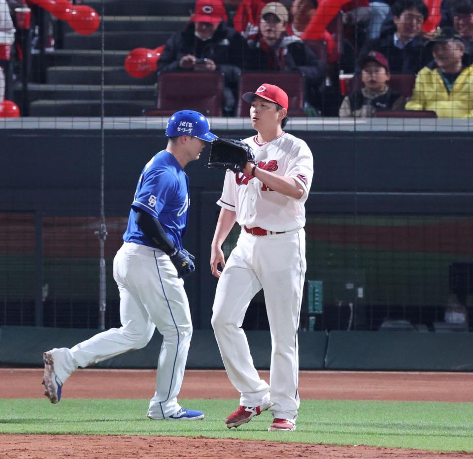 　７回、ボスラーに右前タイムリーを浴び、細川の生還を許す大瀬良（撮影・市尻達拡）