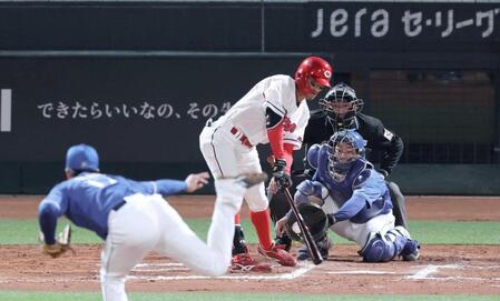 　６回１死一、三塁で、空振りする矢野（撮影・市尻達拡）