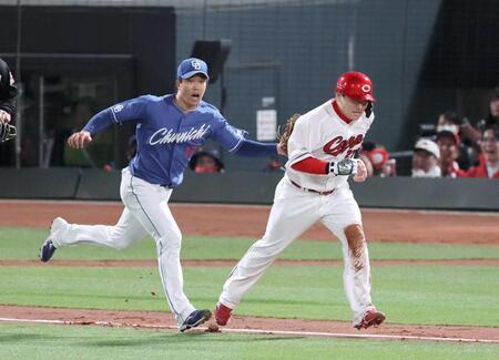 　６回、三本間に挟まれタッチアウトになる会沢（撮影・市尻達拡）