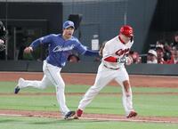 　６回、三本間に挟まれタッチアウトになる会沢（撮影・市尻達拡）