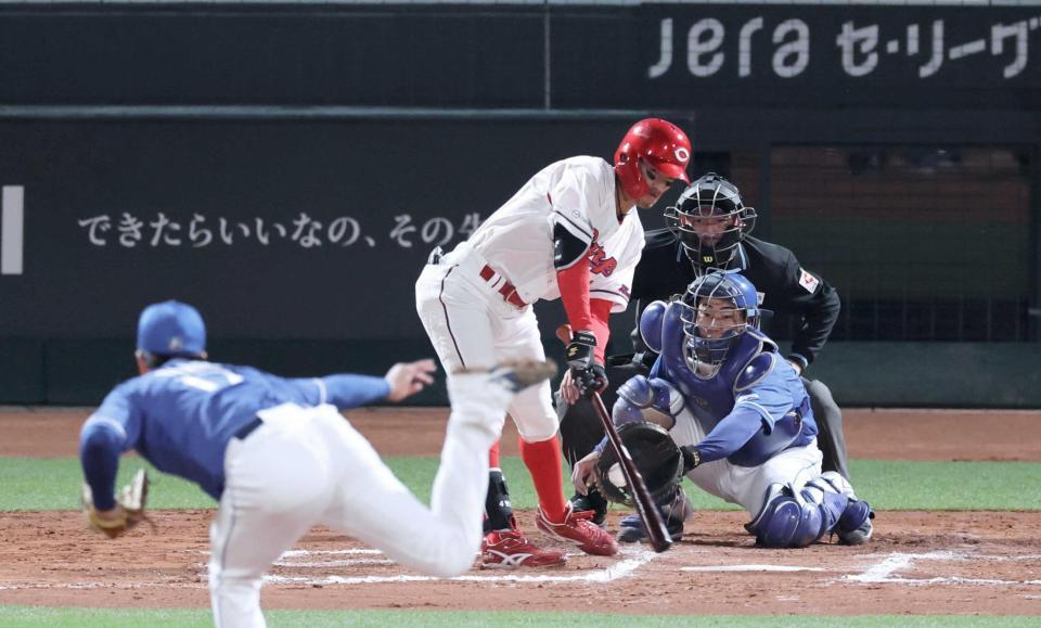 　６回１死一、三塁で、空振りする矢野（撮影・市尻達拡）