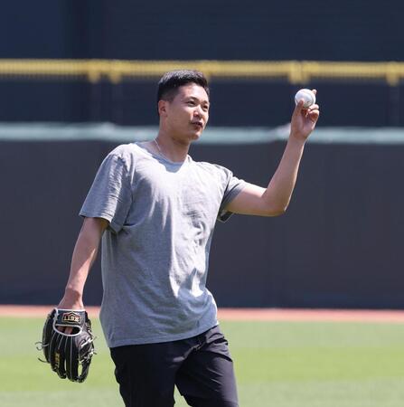 　キャッチボールをする森（撮影・市尻達拡）