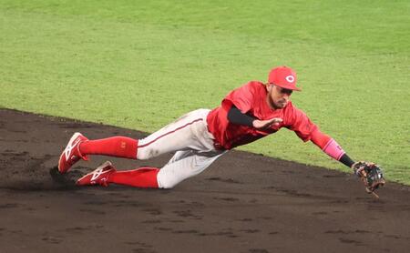 　７回、前川の強いゴロを飛び付いてキャッチする菊池（撮影・北村雅宏）