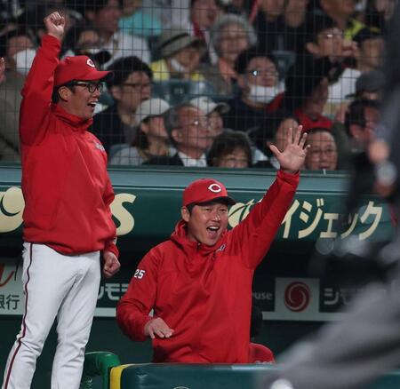 　２回、末包の２点適時打に喜ぶ藤井ヘッドコーチ（左）と新井監督（撮影・中田匡峻）