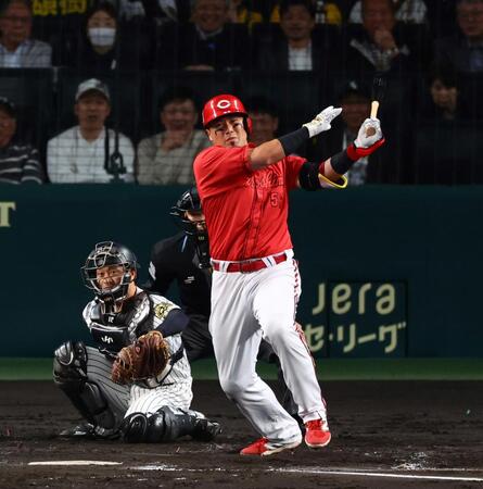 　２回、左前に２点適時打を放つ末包（撮影・山口登）