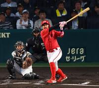 　２回、左中間に同点適時二塁打を放つ菊池（撮影・山口登）