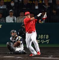 　２回、左前に２点適時打を放つ末包（撮影・山口登）