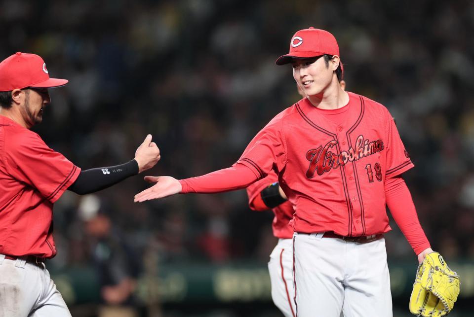 　７回、好プレーの菊池を迎える森下（撮影・田中太一）