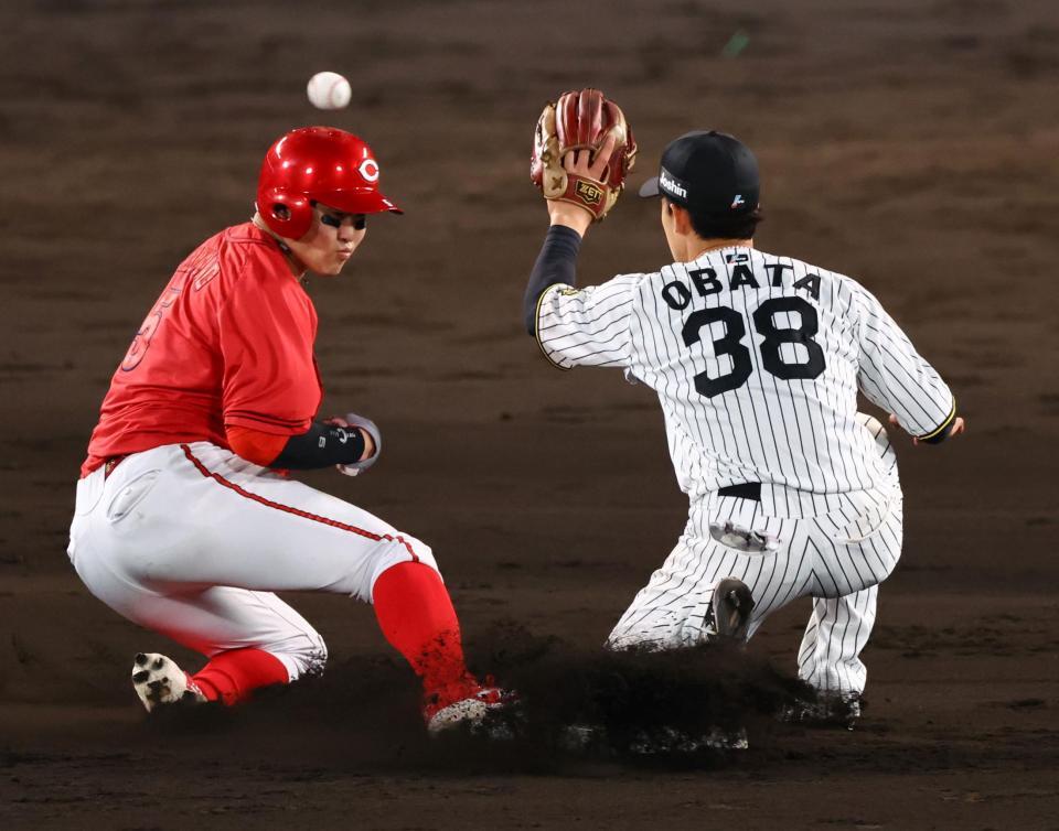 　９回、盗塁を決める小園（撮影・山口登）