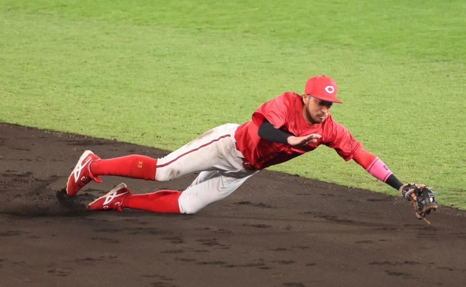 　７回、前川の強いゴロを飛び付いてキャッチする菊池（撮影・北村雅宏）