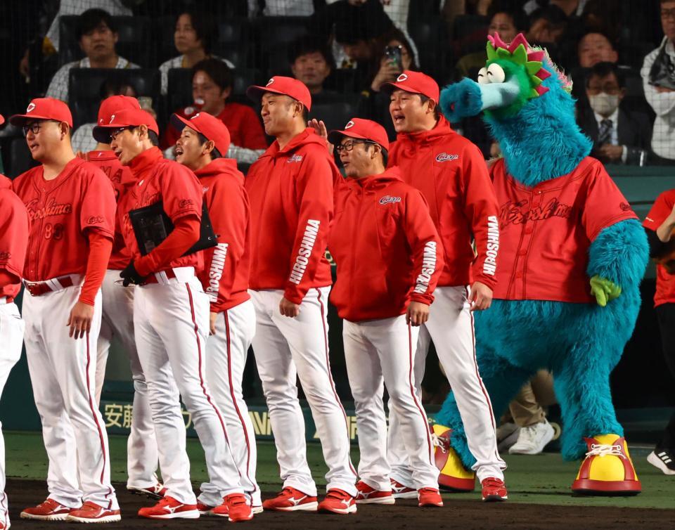 　阪神に勝利しナインを迎える新井監督（右端）＝撮影・山口登