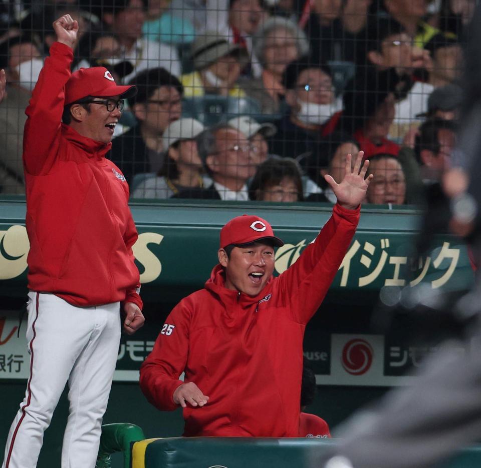 　２回、末包の２点適時打に喜ぶ藤井ヘッドコーチ（左）と新井監督（撮影・中田匡峻）