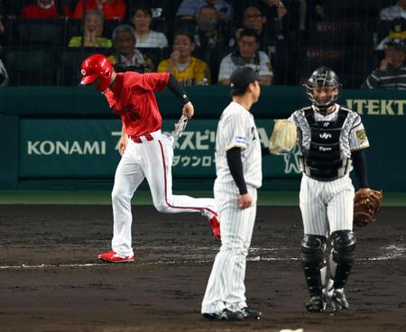 　２回、四球で出塁する二俣（撮影・山口登）