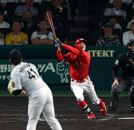 　勝ち越しの犠飛を放つ矢野（撮影・山口登）