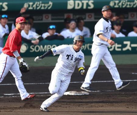 　６回、左中間に二塁打を放つ近本（撮影・山口登）