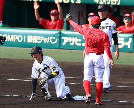 　６回、近本は左中間に二塁打を放ち三塁を狙うもタッチアウトになる（野手・羽月）＝撮影・山口登