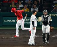 　２回、四球で出塁する二俣（撮影・山口登）