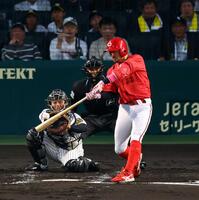 　２回、左中間に同点適時二塁打を放つ菊池（撮影・山口登）