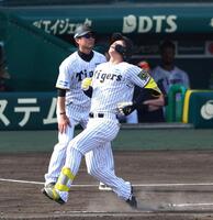 　４回、森下は遊ゴロで一塁に駆け込むもアウトになり天を仰ぐ（撮影・山口登）