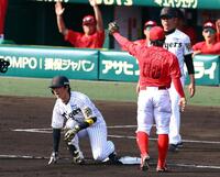 　６回、近本は左中間に二塁打を放ち三塁を狙うもタッチアウトになる（野手・羽月）＝撮影・山口登