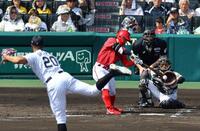 　２回、中前に２点適時打を放つ羽月（投手・デュプランティエ、捕手・坂本）＝撮影・山口登