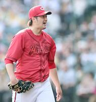 　７回、近本を打ち取り、ピンチを切り抜ける床田（撮影・田中太一）