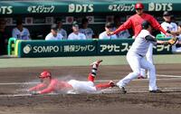 　遊内野安打で一塁にヘッドスライディングし、大山は木浪からの送球が悪送球になり捕球できず（撮影・山口登）