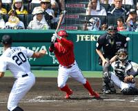 　２回、中前に２点適時打を放つ羽月（撮影・山口登）