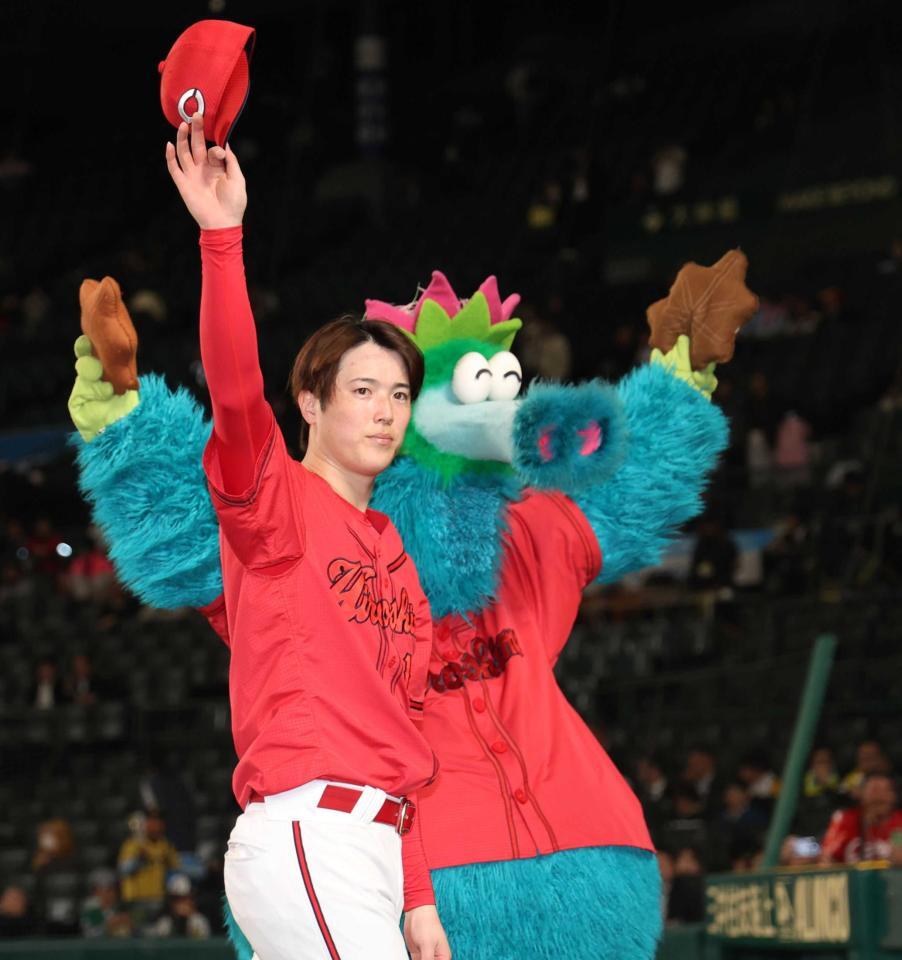 　お立ち台でファンの声援に応える森下（撮影・田中太一）